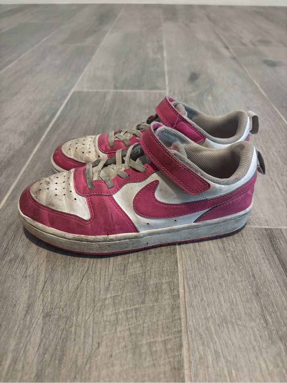 Nike Kids White and Pink Velcro Low-Top Sneakers